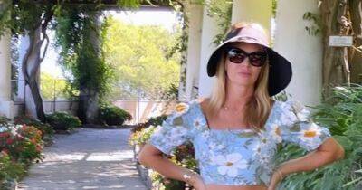 Amanda Holden - Alan Carr - Amanda Holden flashes her midriff while on holiday in Italy with daughters - ok.co.uk - Britain - Italy - Greece