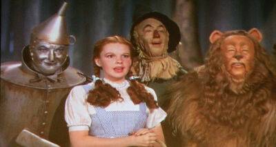 Judy Garland - 'Wizard of Oz' Reimagining Directed and Written by Kenya Barris Picked Up by Warner Bros. - justjared.com - Kenya