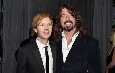 Dave Grohl - Taylor Hawkins - Greg Kurstin - Judd Apatow - Pete Holmes - Joe Walsh - John C.Reilly - Dave Grohl joins Beck on-stage during intimate LA charity show - nme.com - Los Angeles
