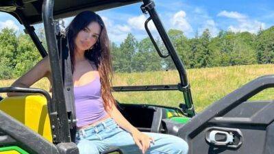 Emily Ratajkowski Brings Her Cowboy Boots To the Countryside - www.glamour.com - Britain - New York