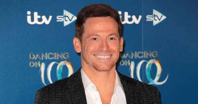 Joe Swash carries 95-year-old stranger into hospital because she couldn't find wheelchair - www.msn.com
