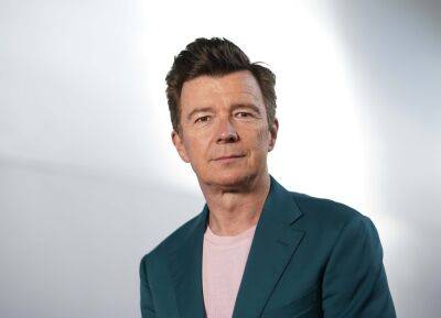 Rick Astley - Rick Astley Puts A New Spin On ‘Never Gonna Give You Up’ Video 35 Years Later - etcanada.com - Britain