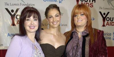 Page VI (Vi) - Ashley Judd - Naomi Judd - Larry Strickland - Details About Naomi Judd's Will Revealed: Daughters Wynonna & Ashley Judd Not Named as Executors - justjared.com