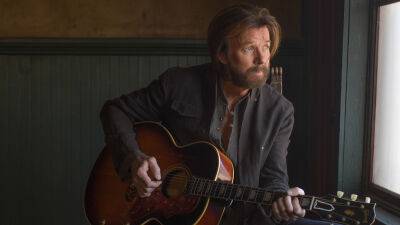 Voice - Ronnie Dunn says new album ‘100 Proof Neon’ is a return to country music of the '80s - foxnews.com - Texas - Oklahoma - county Dunn