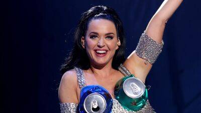 Katy Perry Threw Pizza Slices at Her Fans - www.glamour.com