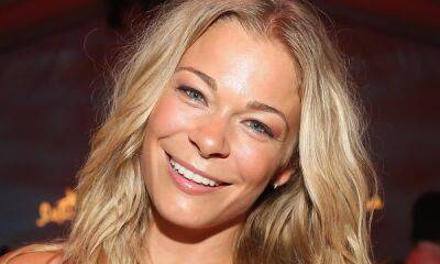 LeAnn Rimes performs 'beautiful' acoustic music in swimming pool - hellomagazine.com