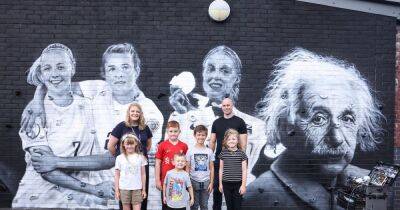Stunning mural of local heroes and global icons leaves school children in awe - www.manchestereveningnews.co.uk