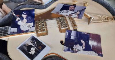 Dave Grohl - Taylor Hawkins - Drew Barrymore - Pat Smear - Foo Fighters guitar played by Dave Grohl could fetch £30,000 at auction - msn.com - Britain - USA