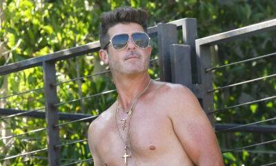 Robin Thicke - Robin Thicke Goes Shirtless for Beach Day in Malibu - justjared.com