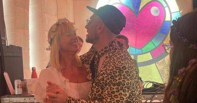 Sara Cox renews wedding vows in £40 music festival ceremony and celebrates with can of Stella - www.ok.co.uk