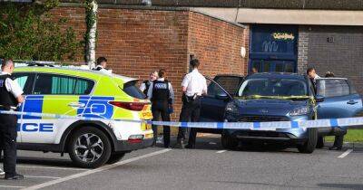 Man seriously hurt after stabbing himself in the neck outside police station - www.manchestereveningnews.co.uk