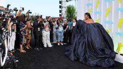 MTV VMAs 2022 Red Carpet: See All the Fashion, Outfits, and Looks - www.glamour.com - New Jersey