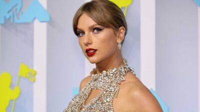 Taylor Swift - Red Carpet - Oscar De-La-Renta - Christian Louboutin - Taylor Swift Makes Diamond-Covered Return to the VMAs Red Carpet - etonline.com - New Jersey