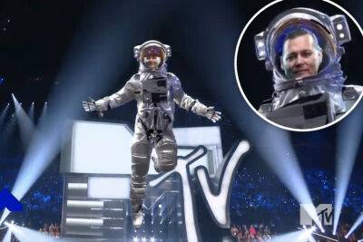 Johnny Depp makes bizarre landing at VMAs 2022 as moon person - nypost.com