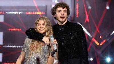 Jimmy Fallon - Avril Lavigne - Jack Harlow - Chloe Bailey - 2022 MTV VMAs: Jack Harlow Goes 'First Class' With Fergie During Debut Solo Performance - etonline.com - city Santana