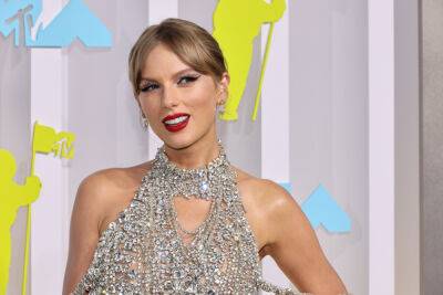 Oscar De-La-Renta - Lorraine Schwartz - Christian Louboutin - Taylor Swift Stuns In Bejeweled Backless Dress At 2022 MTV VMAs - etcanada.com - city Newark