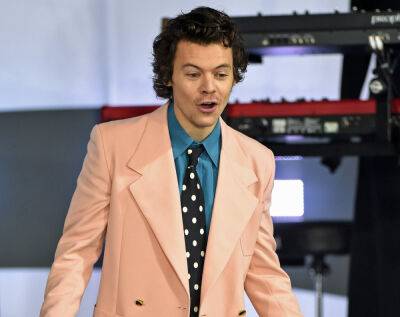 Harry Styles Deals With Stray Chicken Nuggets Thrown On Stage In The BEST Way! See HERE! - perezhilton.com - county Garden - county York - city New York, county Garden