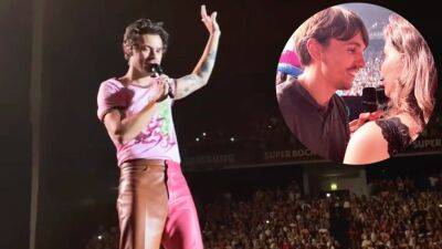 Harry Styles - Elvis Presley - Harry Styles Helps Couple Get Engaged While Performing in Portugal - etonline.com - Manchester - Portugal - city Lisbon, Portugal - county Love