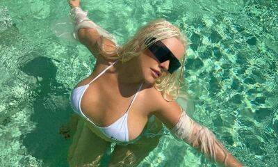 Christina Aguilera - Matthew Rutler - Christina Aguilera brings the heat to Spain posing poolside in white bikini - us.hola.com - Spain - Los Angeles - county Loving