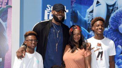 Sports Illustrated - Lebron James - LeBron James Recreates Iconic 'SI' Cover With Bronny & Bryce, Reveals Hopes to Play in NBA With Both Sons - etonline.com - Los Angeles - parish St. Mary