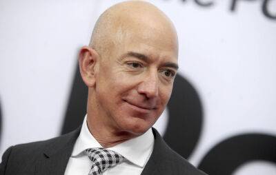 Jeff Bezos Makes Surprise Appearance At Global ‘The Lord Of The Rings: The Rings Of Power’ Premiere, Reveals He Gave Notes To Showrunners As Battle Of The Prequels Rages Between Amazon & HBO - deadline.com - London