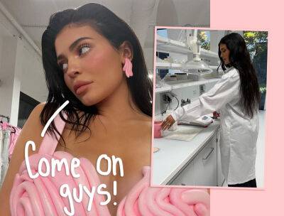 Kylie Jenner Claps Back After Being Called Out For Breaking Makeup Lab Safety Protocol! - perezhilton.com - Italy - city Milan, Italy
