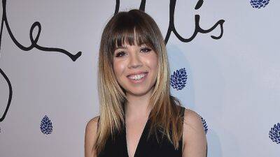 Ariana Grande - My Mom Died - ‘iCarly’ Star Jennette McCurdy Says Nickelodeon Offered $300,000 to Keep Quiet About Alleged Abuse - thewrap.com