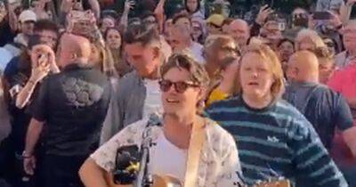 Lewis Capaldi - Niall Horan - Lewis Capaldi and Niall Horan surprise delighted fans with busking session on Dublin street - dailyrecord.co.uk - Scotland - Ireland - county Lewis - Dublin