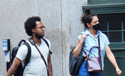 Katie Holmes - David Byrne - Bobby Wooten-Iii - Katie Holmes & Boyfriend Bobby Wooten III Spotted Lugging Bags Around in NYC - justjared.com - USA - New York