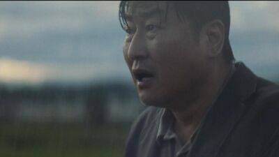 Lee Byung - 'Parasite' Star Song Kang-ho Races to Contact His Wife After an 'Emergency Declaration' (Exclusive) - etonline.com - Britain - USA - Hawaii - South Korea - North Korea