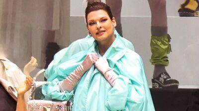Linda Evangelista Makes a Return to the Runway After 15 Years - www.etonline.com - New York - state Louisiana - county Parker