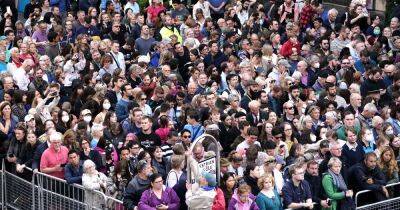Edinburgh 'sombre' as thousands await arrival of the Queen’s coffin - dailyrecord.co.uk - Scotland
