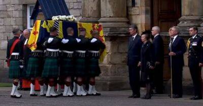 prince Andrew - Edward - princess Anne - The Queen's coffin carried into Holyroodhouse in front of Andrew, Anne and Edward - ok.co.uk - Scotland - county Prince Edward