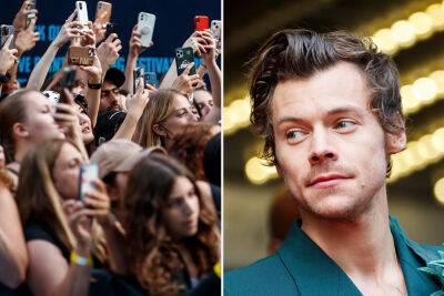 Harry Styles - Olivia Wilde - Emma Corrin - Harry Styles called ‘ordinary’ looking in new film — and the crowd went wild - nypost.com - Britain - New York