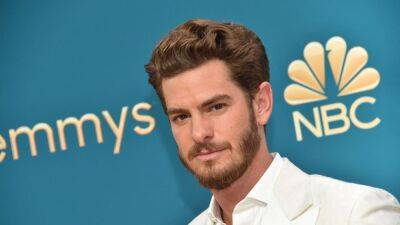 Andrew Garfield Wows in White Suit at 2022 Emmy Awards - www.etonline.com - Los Angeles