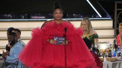 Kenan Thompson - Giambattista Valli - Lizzo Makes Her Debut at the 2022 Emmys in Show-Stopping Style - etonline.com - Los Angeles