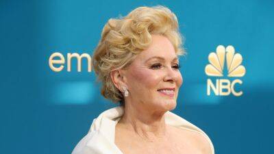Jean Smart Wins Back-to-Back Emmys for Outstanding Lead Actress in a Comedy Series - www.etonline.com - Los Angeles