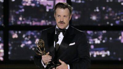 Bill Hader - Nicholas Hoult - Jason Sudeikis - Martin Short - Bill Lawrence - Joe Kelly - Ted Lasso - Brendan Hunt - Jason Sudeikis Embraces Improv Skills On Stage As He Wins Third Emmy For ‘Ted Lasso’ Role - deadline.com - Britain - Atlanta - county Barry