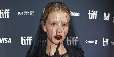 Mia Goth - Ti West - Mia Goth Attends the TIFF Premiere of 'Pearl' As It's Revealed a Third 'X' Movie Is In the Works - justjared.com