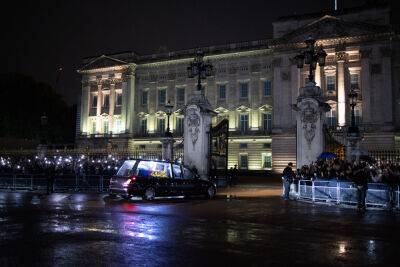 Williams - Queen Elizabeth’s Coffin Brought To Buckingham Palace As Meghan Markle And Prince Harry Join Royals - etcanada.com
