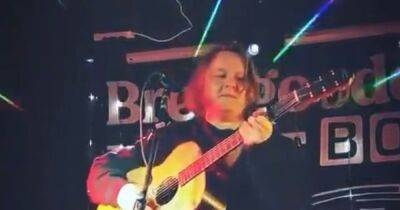Lewis Capaldi stuns audience after joining open mic night at Glasgow bar - www.dailyrecord.co.uk