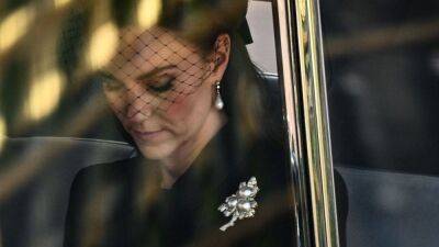 prince Harry - Meghan Markle - Kate Middleton - Williams - Kate Middleton honors Queen Elizabeth II by wearing queen's brooch to pay her respects - foxnews.com - Britain - county Hall - city Seoul - Belgium - city Westminster, county Hall - city Elizabeth