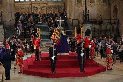 Prince Harry - Elizabeth Ii Queenelizabeth (Ii) - Williams - Royal Guard Faints Next To Queen’s Coffin Live During Memorial Service - etcanada.com - county Hall - city Westminster, county Hall