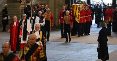 queen Elizabeth - Mourners face 11-hour wait to pay respects to Queen Elizabeth - msn.com - London - county Hall - city Westminster, county Hall