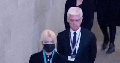 Holly Willoughby - Phillip Schofield - Alice Beer - the late queen Elizabeth Ii II (Ii) - Holly Willoughby and Phillip Schofield look sombre as pair view Queen's coffin - ok.co.uk - county Hall - city Westminster, county Hall