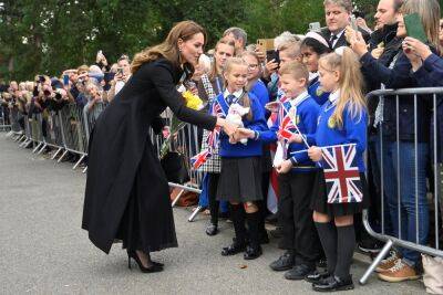 Kate Middleton - Williams - Eight-Year-Old Schoolgirl Cries With Joy After Kate Middleton Picks Her From A Crowd To Pay Tribute To The Queen With Corgi Toy - etcanada.com - county Canadian