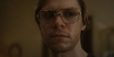 Evan Peters is Jeffrey Dahmer in First 'Dahmer - Monster' Trailer - www.justjared.com - USA - county Story - Wisconsin
