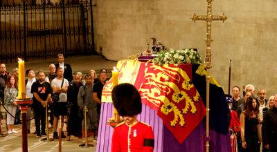 Elizabeth Queenelizabeth - Queen Elizabeth's Coffin Lying-in-State: See Photos From Inside as Line Reaches 24-Hour Wait - justjared.com - county Hall - city Westminster, county Hall - county Imperial