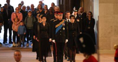 Elizabeth II - Zara Tindall - princess Royal - princess Beatrice - Charles - Williams - Peter Philips - Royal fans in tears about what Harry, William and Queen's grandchildren did for her as they hold vigil - manchestereveningnews.co.uk - county Hall - Manchester - city Westminster, county Hall - Afghanistan