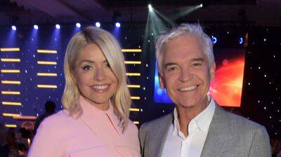 Holly Willoughby - Phillip Schofield - Elizabeth II - An Itv - Two UK Presenters Forced To Deny Reports They ‘Queue-Jumped To Visit Queen Elizabeth II’s Coffin’ - deadline.com - Britain - county Hall - city Westminster, county Hall